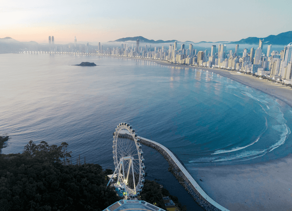Avenida Atlântica de Balneário Camboriú: Guia Completo 8 Avenida Atlântica Balneário Camboriú Roda gigante e Molhe barra norte